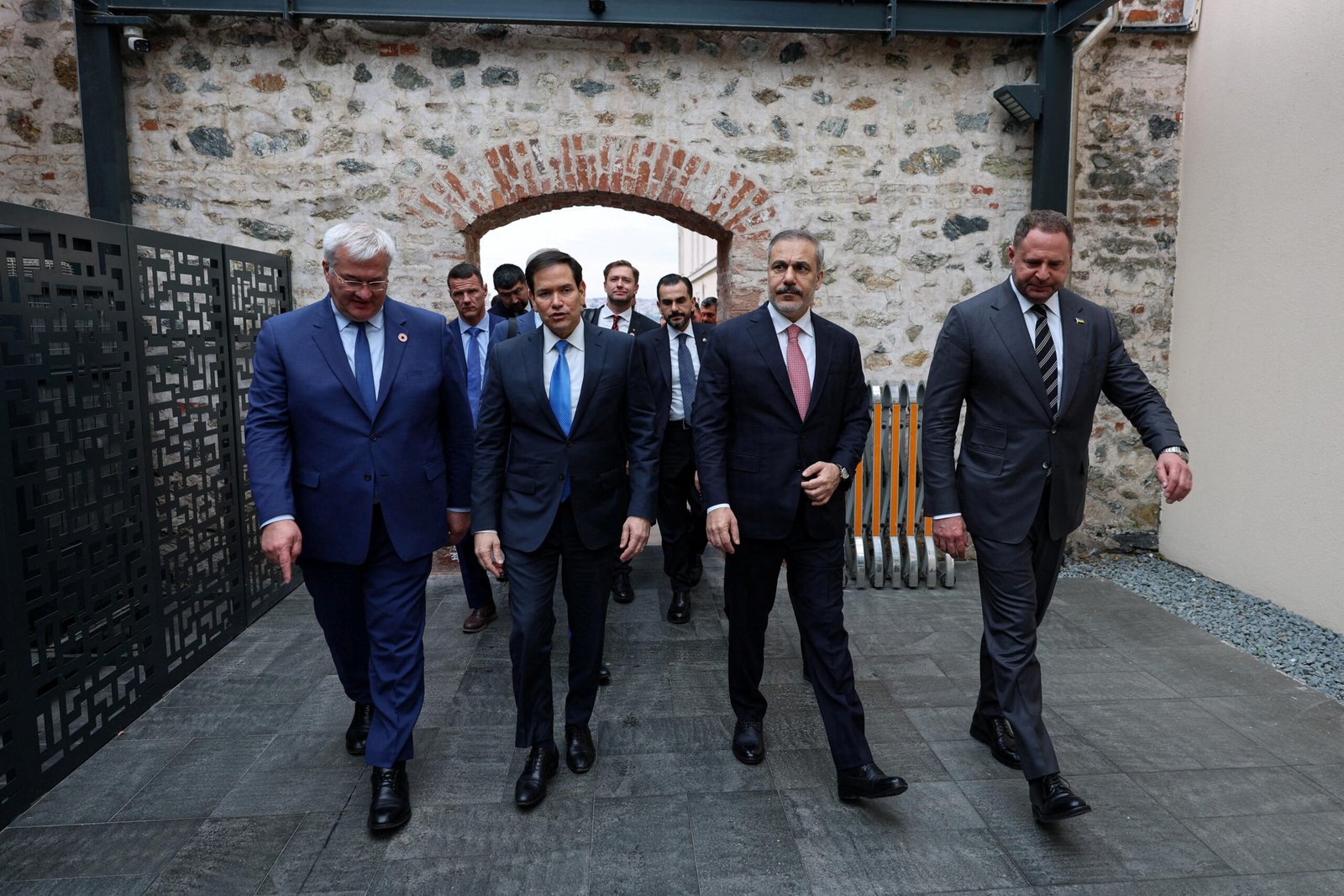 Trump diz que falará com Putin e Zelensky na segunda
