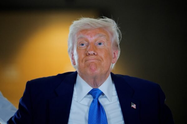 Trump anuncia tarifa de 50% sobre produtos da União Europeia a partir de junho; entenda