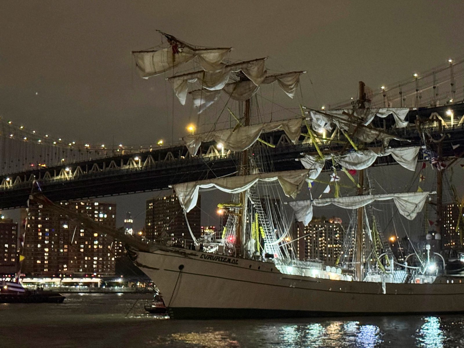 Novo ângulo mostra tripulantes despencando de navio que bateu na ponte do Brooklyn; VÍDEO