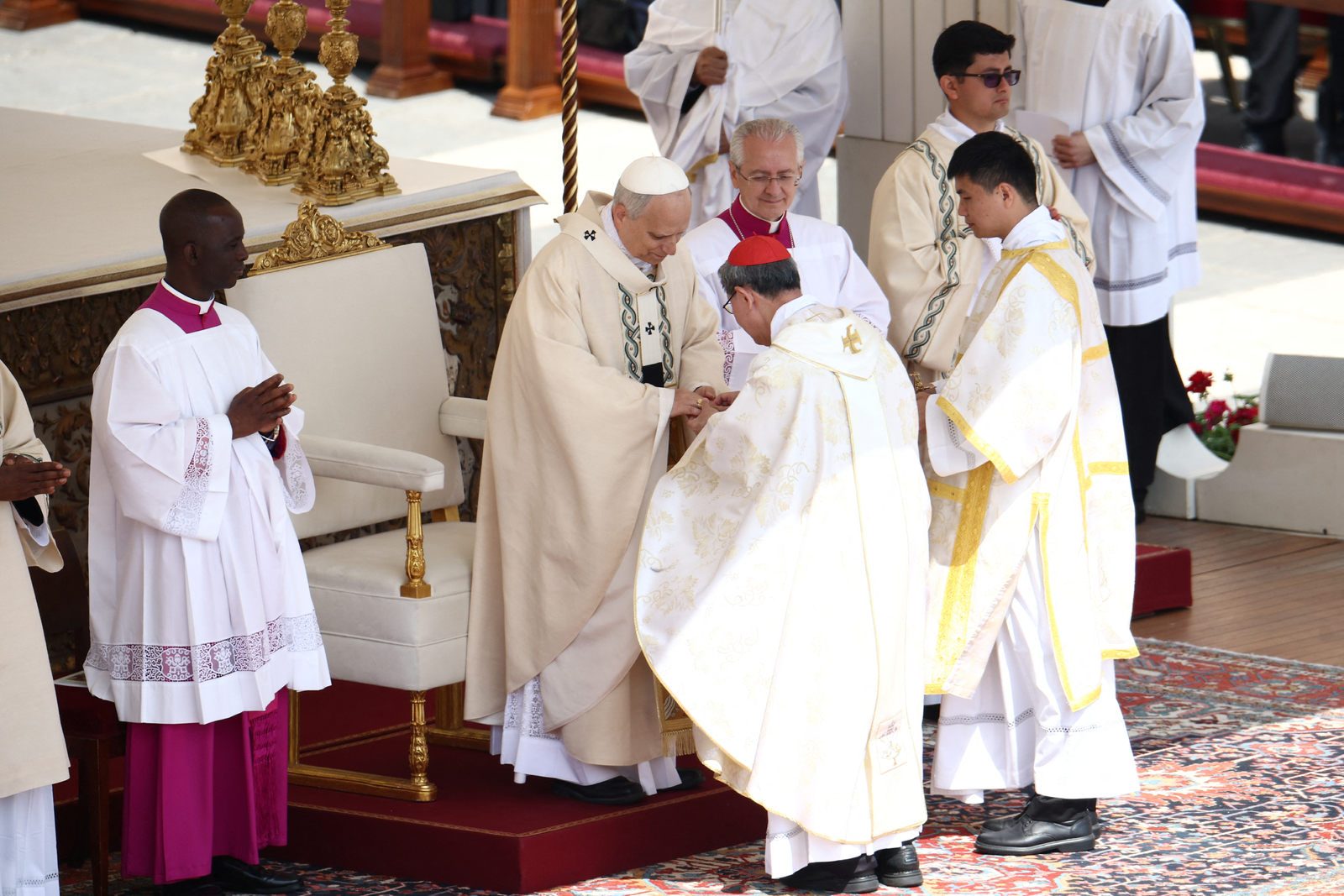 Pálio e Anel do Pescador: entenda simbologia dos itens recebidos por papa Leão XIV durante missa inaugural