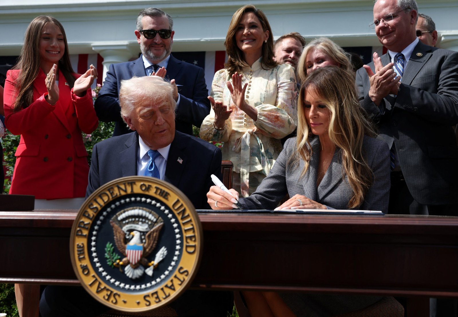 Trump assina lei que criminaliza ‘pornografia de vingança’ e deepfakes sem consentimento