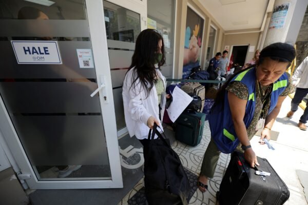 Estados Unidos realizam primeiro voo de autodeportação de imigrantes