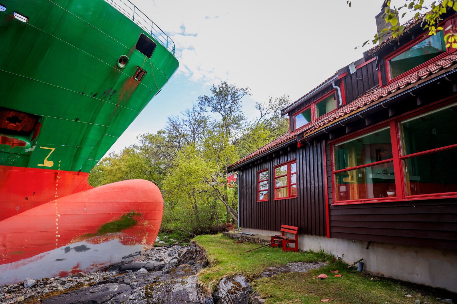 VÍDEO mostra navio cargueiro ‘atracado’ em jardim de casa na Noruega