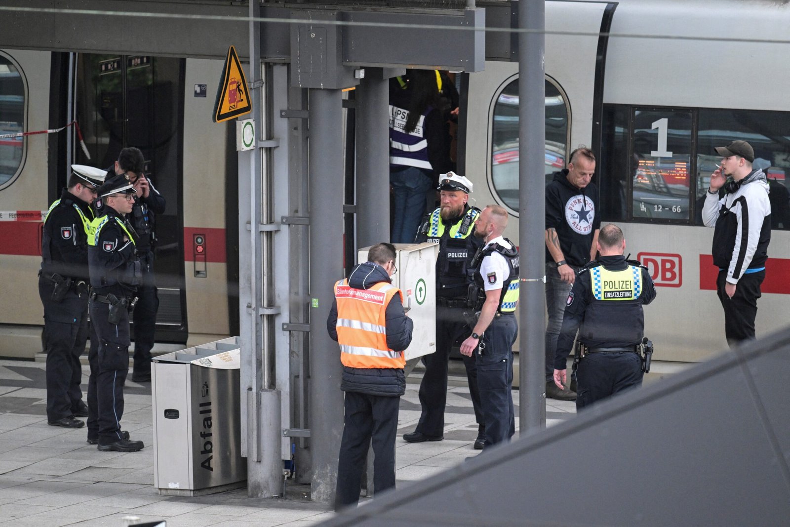 Ataque com faca deixa 12 feridos em estação ferroviária de Hamburgo, na Alemanha