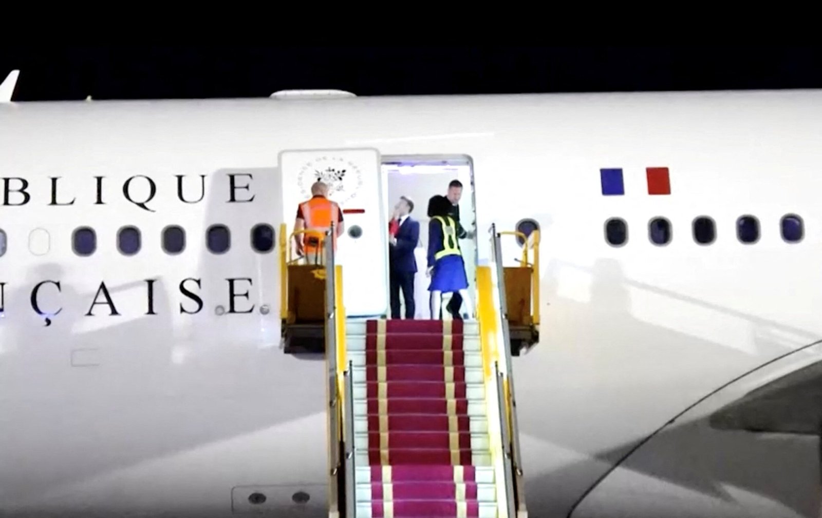 Hoje é no amor: após ‘tapa’, Macron desce de braços dados com esposa em desembarque na Indonésia; VÍDEO