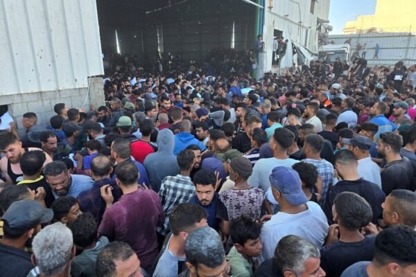 ‘Hordas de famintos’ invadem armazém de agência da ONU em Gaza em busca de comida; VÍDEO