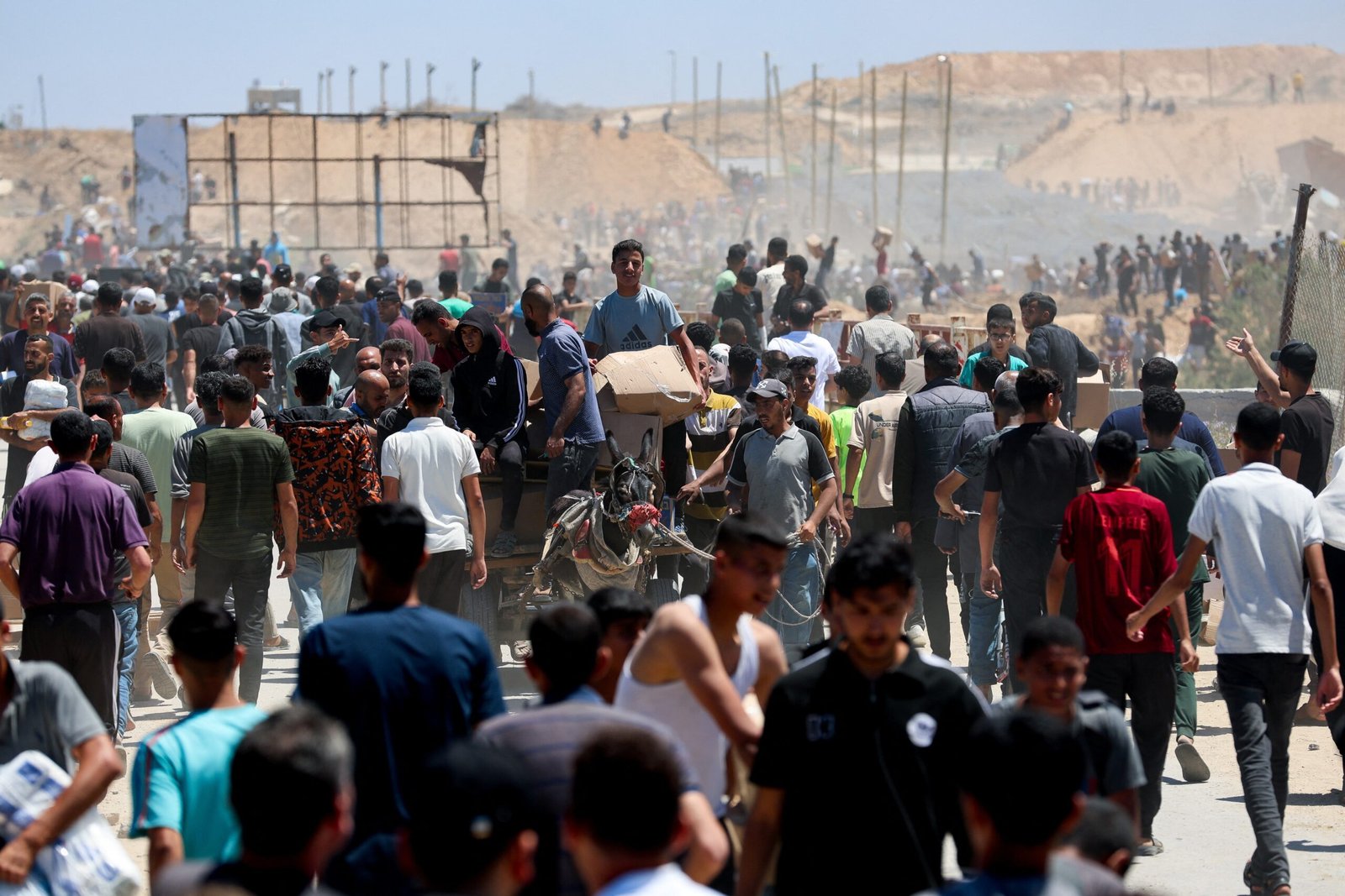 ‘Se você é forte, consegue pegar. Se não for, não pega’: palestinos relatam caos e dificuldades para ter acesso a comida