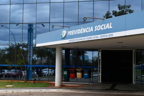 INSS avalia usar dinheiro público para reembolsar descontos