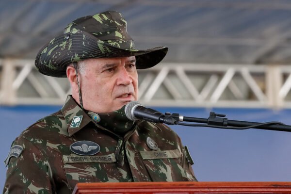 ‘Vou dar uma chance para falar a verdade’, diz Moraes a ex-comandante do Exército