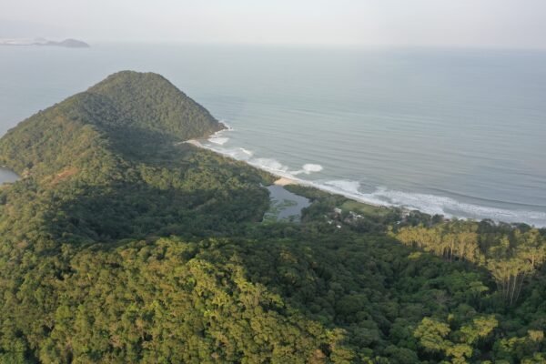 Turista é resgatada por banhistas após ser arrastada por correnteza no mar no litoral de SP