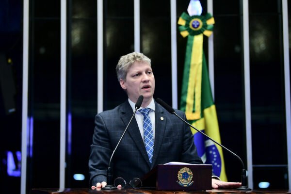 Parlamentares protocolam 20 projetos para derrubar aumento do IOF autorizado por Lula