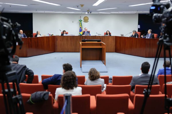 Moraes repreende advogado em sessão: ‘Não vou permitir que faça circo no meu tribunal’