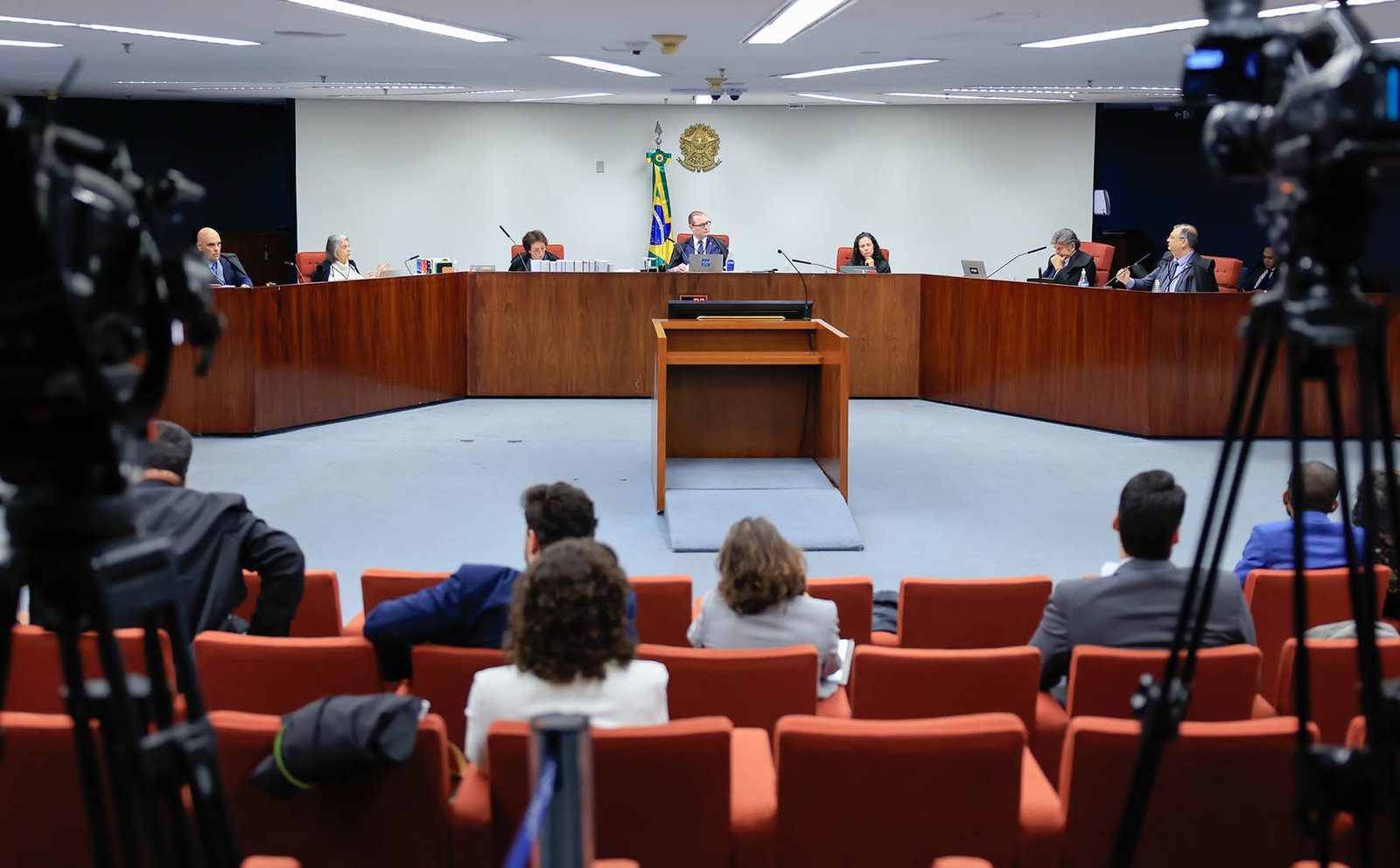 Moraes repreende advogado em sessão: ‘Não vou permitir que faça circo no meu tribunal’