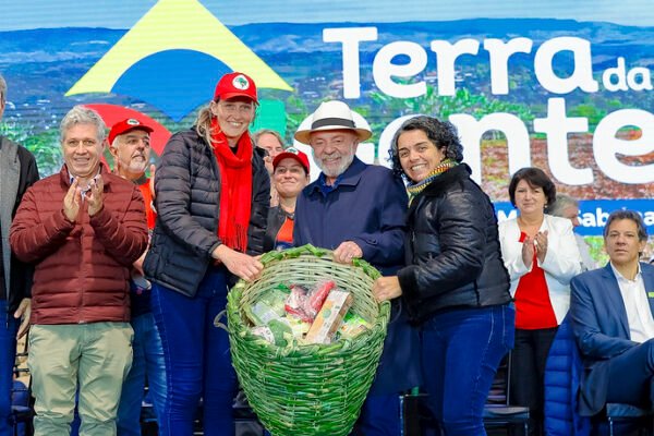Lula defende MST em evento no Paraná: ‘Invasores de busca de dignidade’