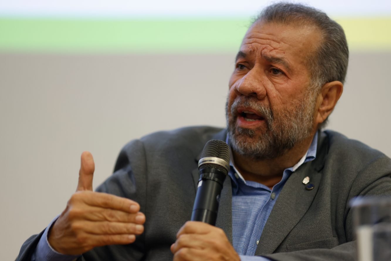Fraude no INSS: ‘Governo Lula quer abafar o caso’, diz deputado