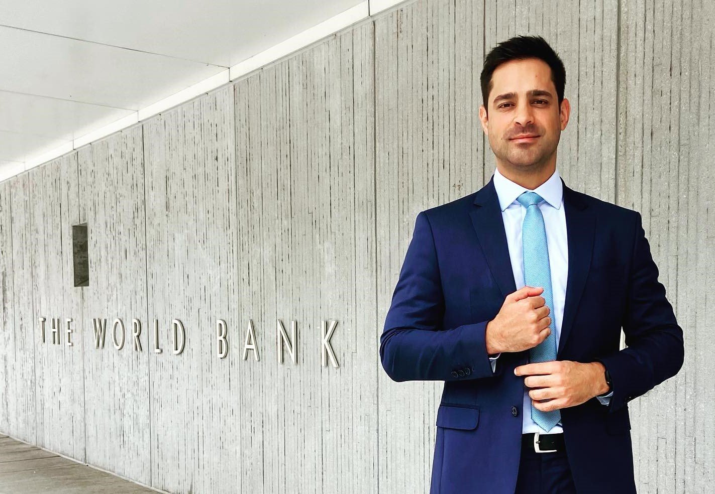 Deputado Leonardo Siqueira entra na Justiça para barrar “vale-iPhone” de até R$ 22 mil