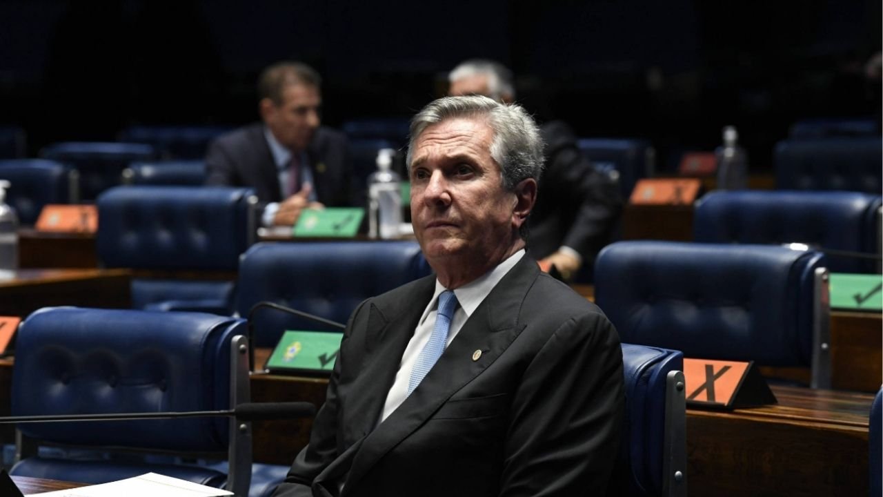 Moraes manda suspender passaporte diplomático de Collor