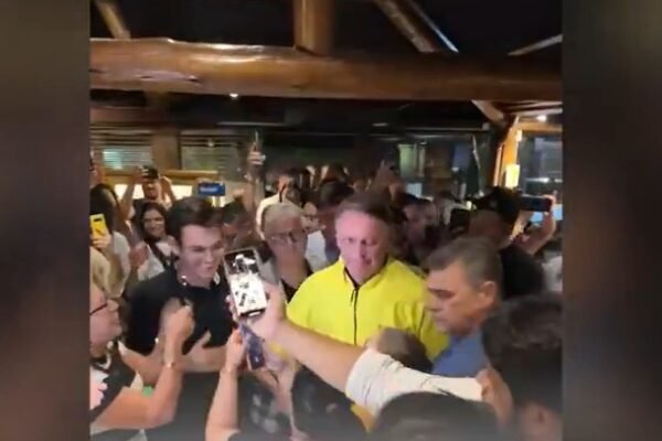 No CE para evento do PL, Bolsonaro atrai apoiadores em restaurante