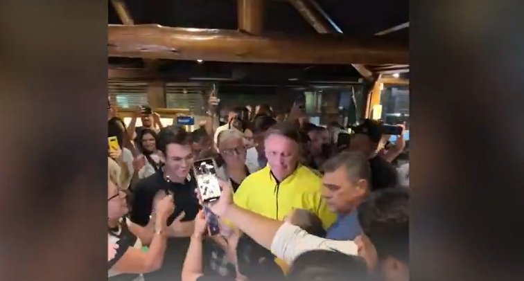No CE para evento do PL, Bolsonaro atrai apoiadores em restaurante