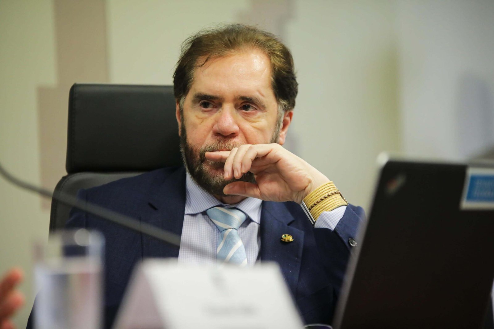 Senador rebate acusações de sexismo de Marina: ‘Quem quiser, que lacre’