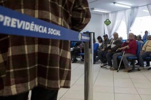 Pedidos de benefícios no INSS aumentam 91% em 1 ano