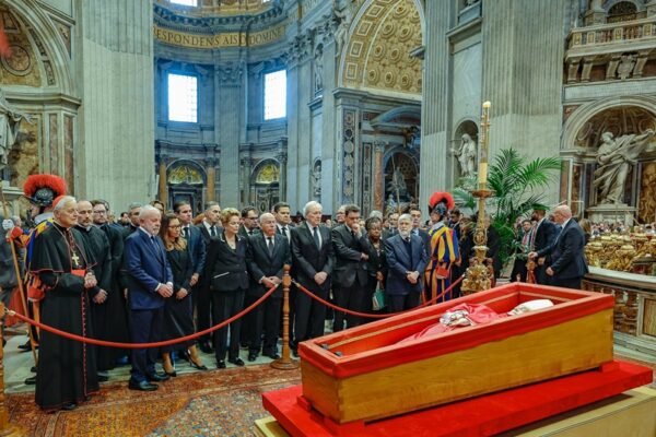 Deputados recebem R$ 23,4 mil em diárias para acompanhar Lula no Vaticano