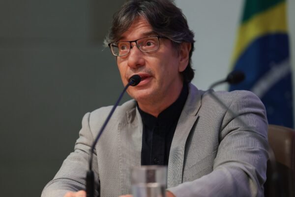 ‘Não há nada de errado, já que o planeta é redondo’, diz Pochmann, sobre mapa invertido
