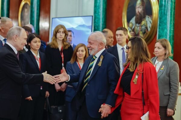 Lula participa de jantar oficial com Putin na Rússia