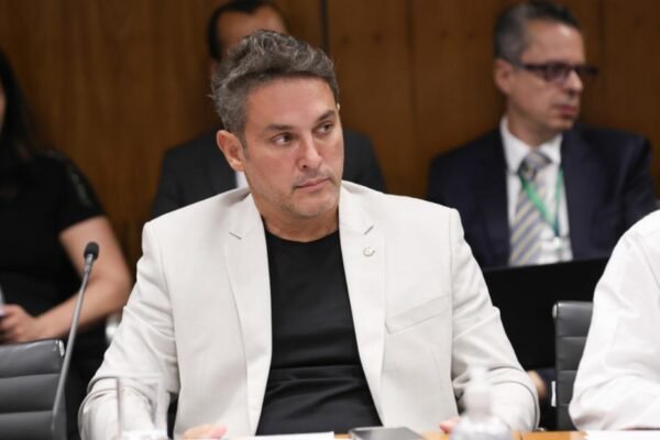 Depois de evento com ditadores, Lula vira alvo de moção de repúdio