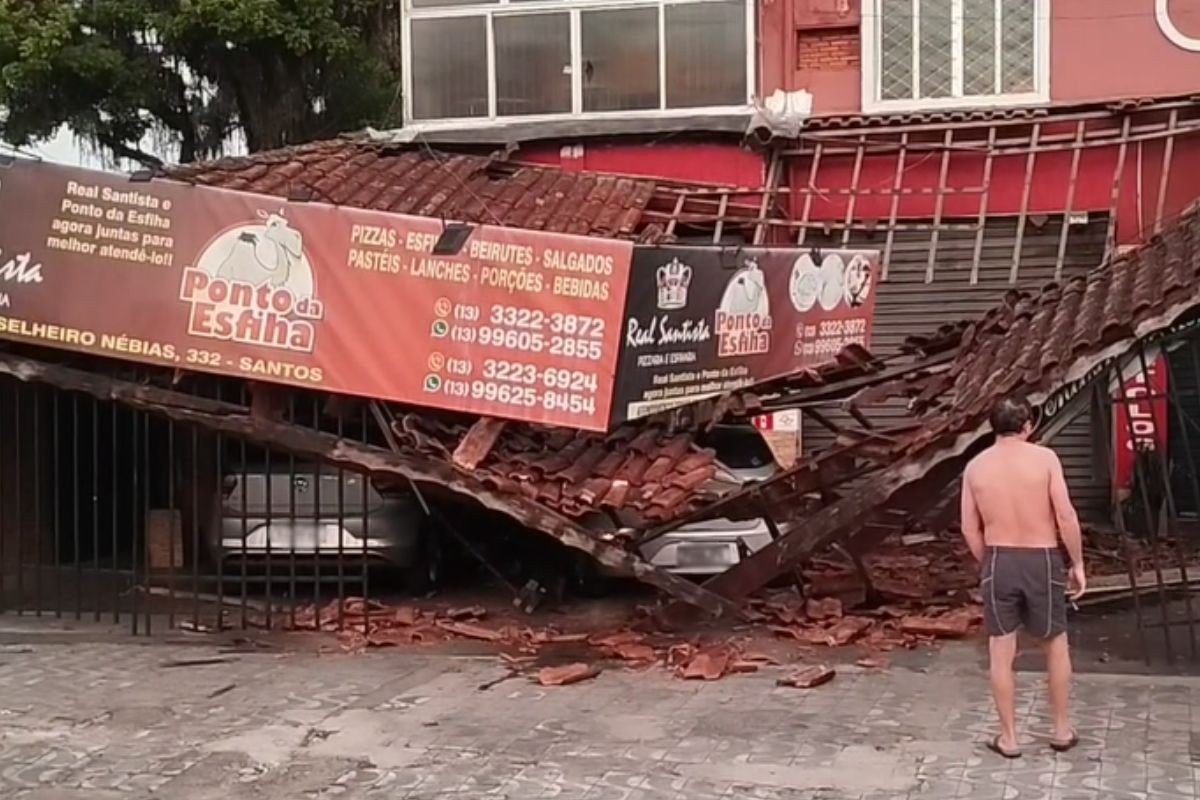 Vídeo mostra carro invadindo comércios e estrutura de telhado desabando no litoral de SP