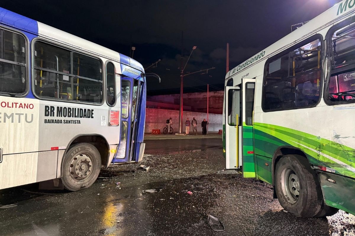 Acidente entre dois ônibus deixa oito passageiros feridos em Santos, SP