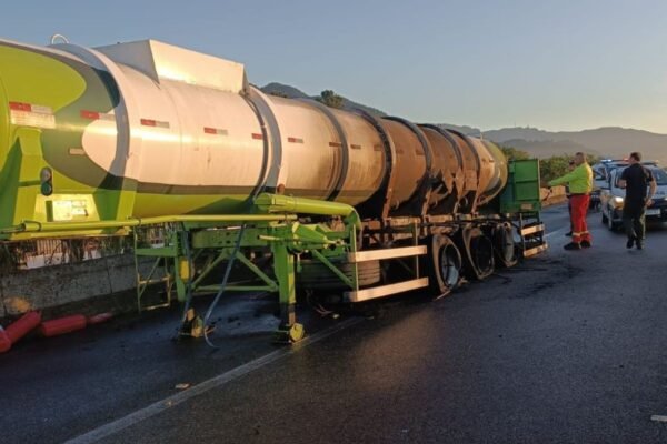 Carreta carregada com ácido sulfúrico pega fogo na rodovia Padre Manoel da Nóbrega, SP