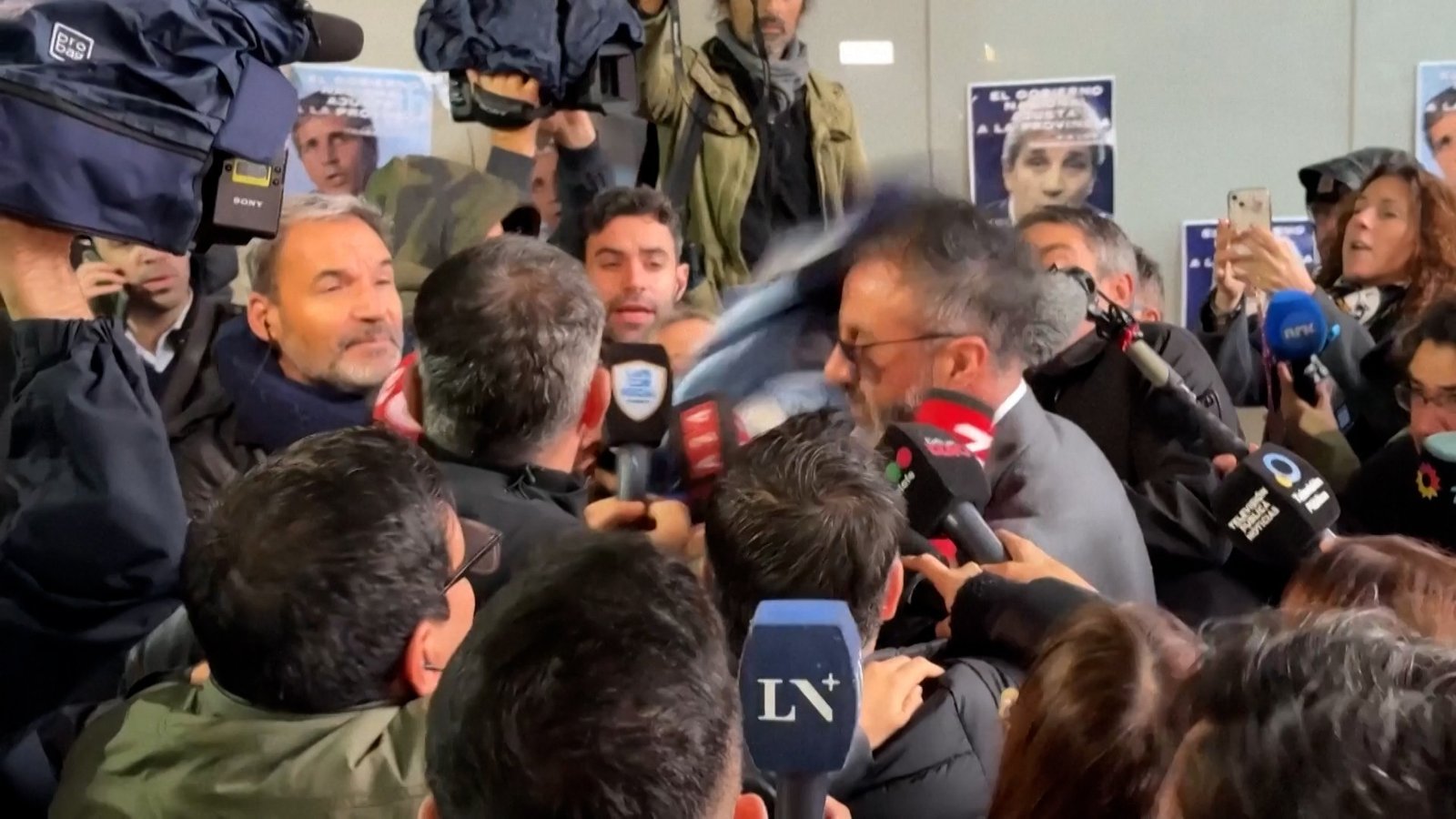 Médico de Maradona é agredido por torcedor argentino e reage ao chegar a julgamento; VÍDEO