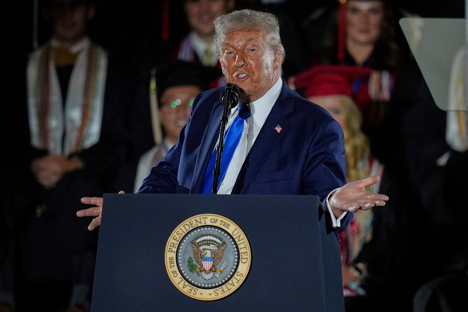Trump diz que ‘não sabe se deve respeitar’ a Constituição dos EUA