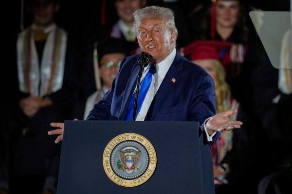 Acordo entre EUA e China para reduzir tarifas não derruba a ‘taxa das blusinhas’ de Trump
