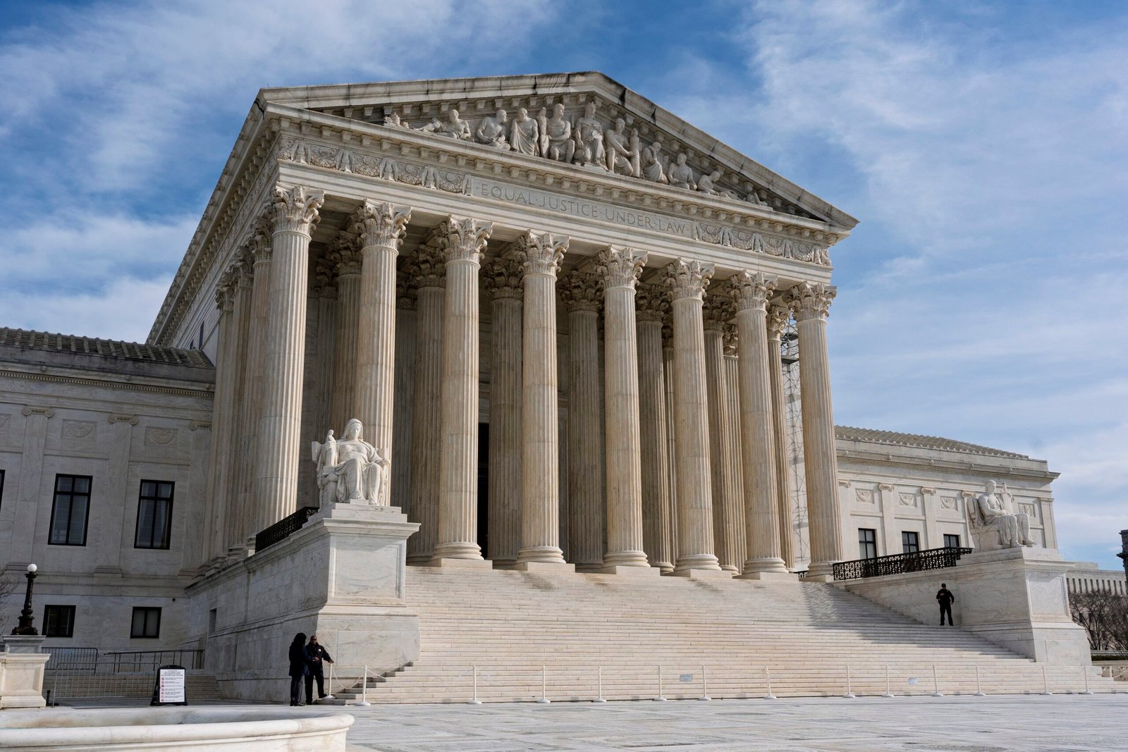 Suprema Corte dos EUA avalia se juiz pode impedir Trump em caso de cidadania por nascimento