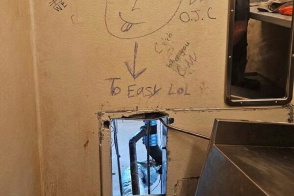 ‘Fácil, haha’: presos usam buraco para escapar de presídio nos EUA, e polícia acha recado na parede; FOTO