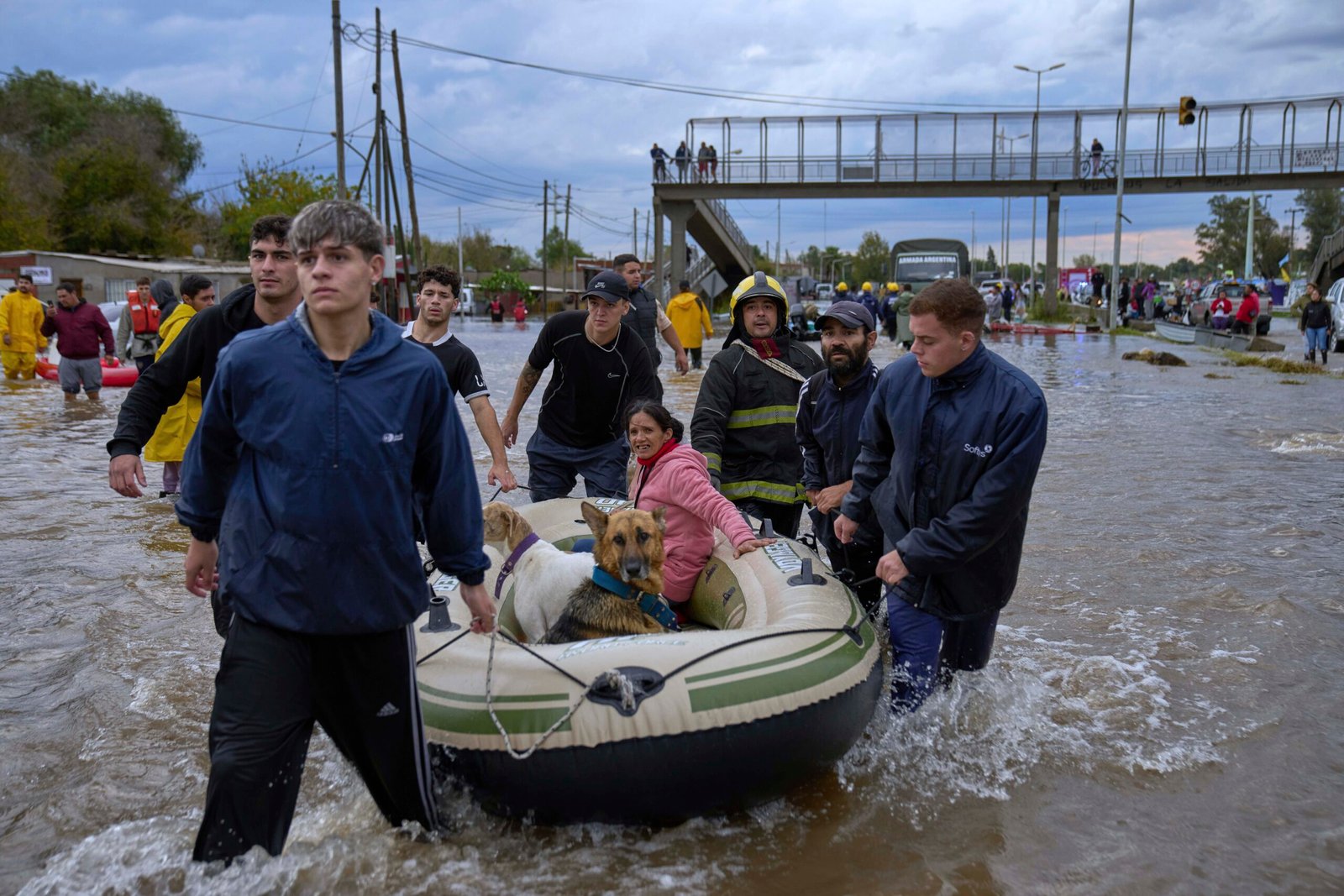 Enchentes na Argentina: quase 3 mil pessoas são evacuadas; três estão desaparecidas