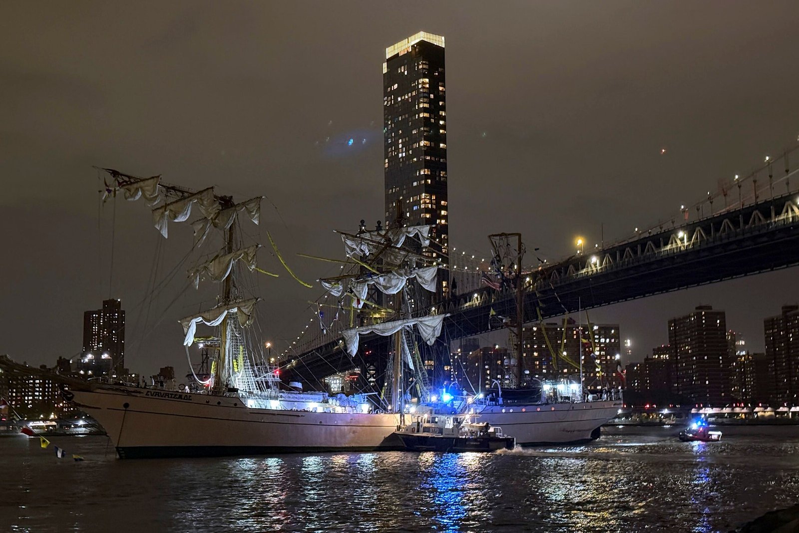 Barco que bateu na ponte do Brooklyn faria travessia por 15 países em celebração pelos 200 anos de independência mexicana