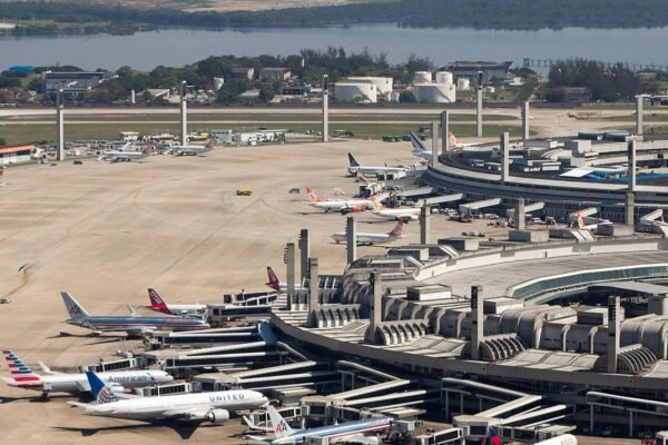 Paralisação de servidores da Receita Federal afeta portos e aeroportos