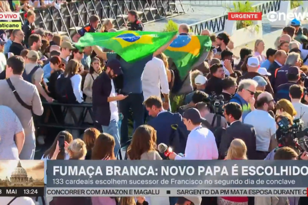 ‘Arrepiante’: brasileiros presentes na Praça São Pedro falam da emoção com escolha do papa