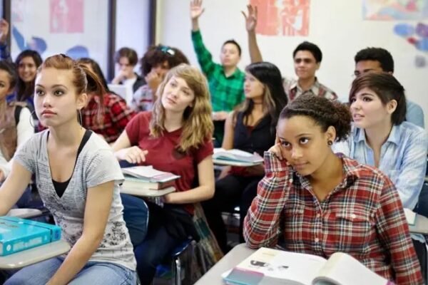 Por que EUA enfrentam ‘precipício demográfico’, com escassez preocupante de jovens