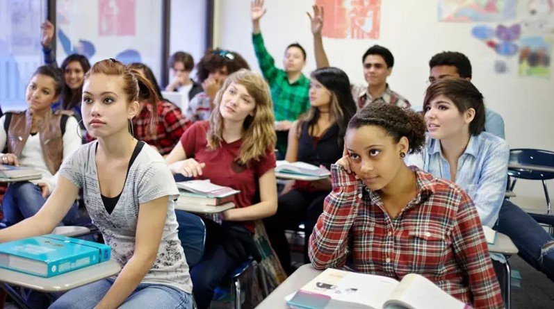 Por que EUA enfrentam ‘precipício demográfico’, com escassez preocupante de jovens