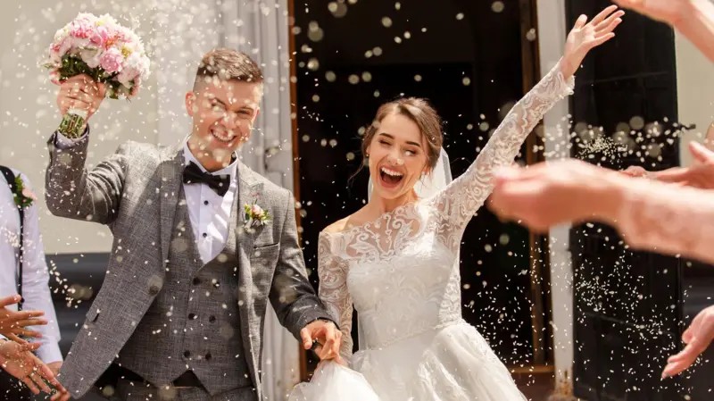 Quanto mais mulheres sobem na vida, casar ‘para baixo’ vira única saída?