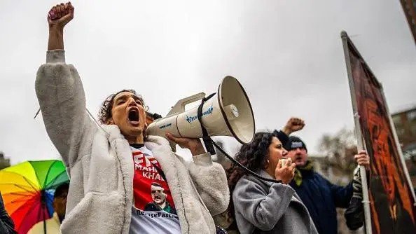 Juiz federal impede autoridades de imigração de revogar status legal de estudantes internacionais