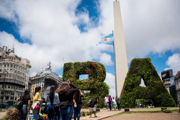 Decreto de Milei sobre imigração impacta brasileiros que viajam ou residem na Argentina: veja medidas