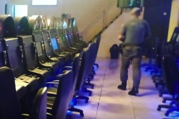 PM flagra 61 máquinas caça-níqueis em comércio no litoral de SP e leva jogadores para delegacia