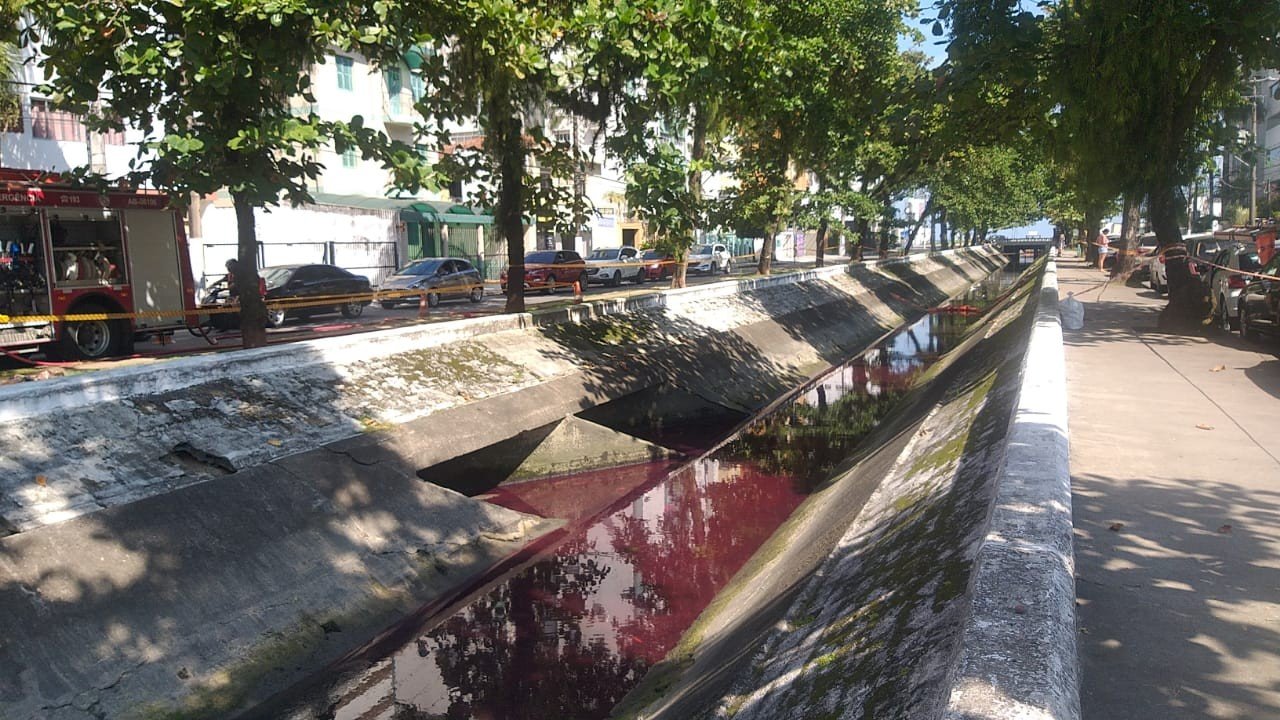 Carrefour vira réu por crime ambiental após vazamento de 2 mil litros de óleo diesel em canal no litoral de SP