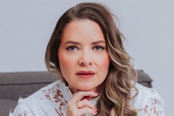 Juliana Costa: talento, ciência e beleza na odontologia estética