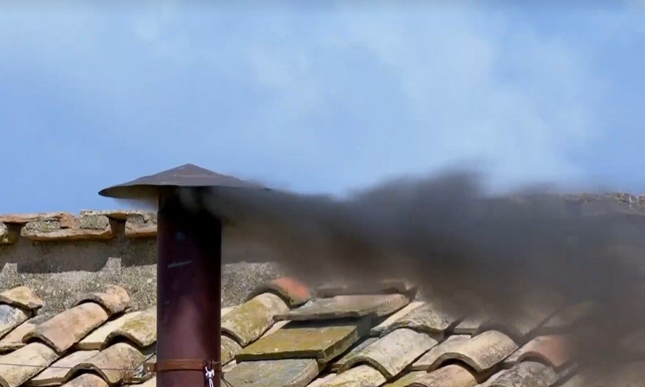 Conclave: fumaça preta desta quinta  também demorou mais do que antes; entenda